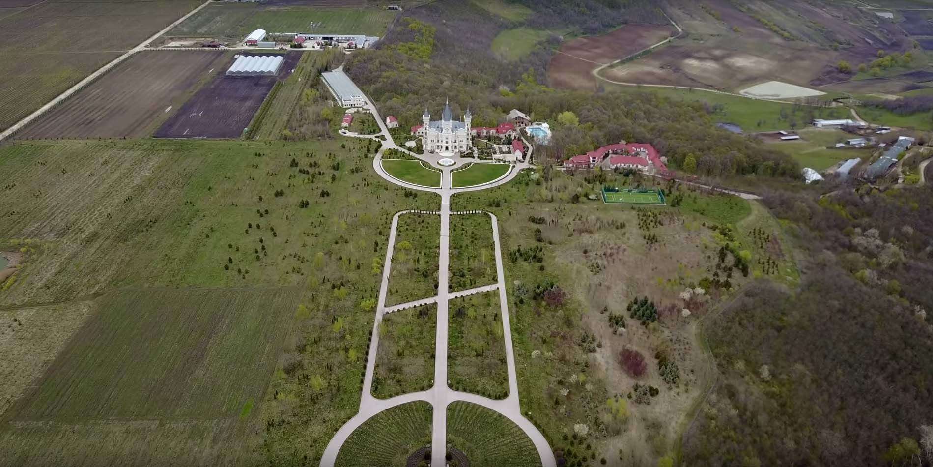 Palatul din Moldova al lui Stati se află pe un domeniu impresionant, de mai multe hectare