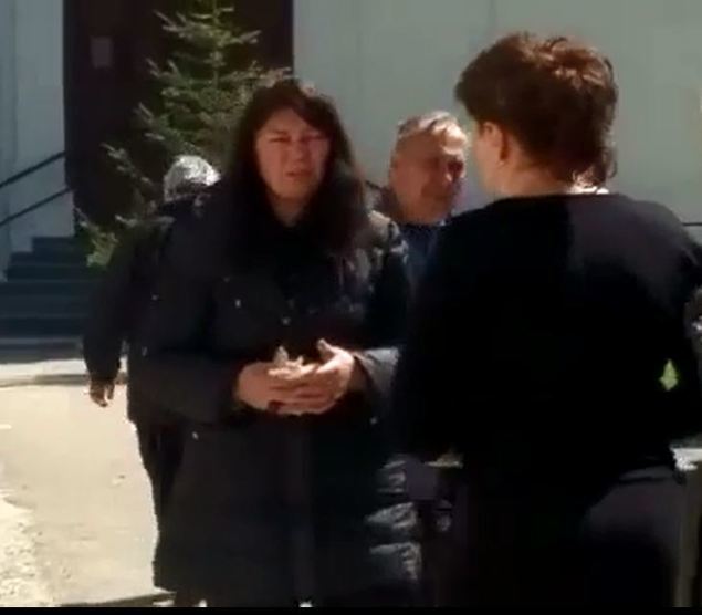 Mama fetiţei a fost distrusă de durere după ce şi-a pierdut fiica în avalanşă. Sursa foto: wowbiz.ro