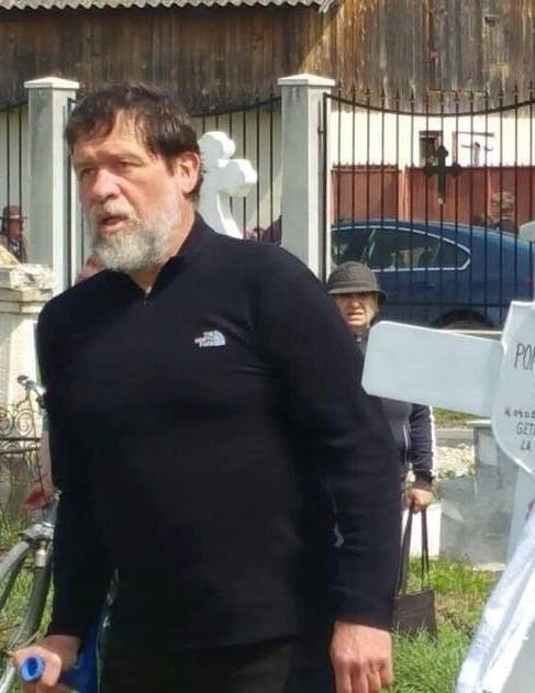 Tatăl Getei a fost copleşit de durere în clipa în care a ajuns la căpătâiul fiicei sale. Sursa foto: wowbiz.ro.