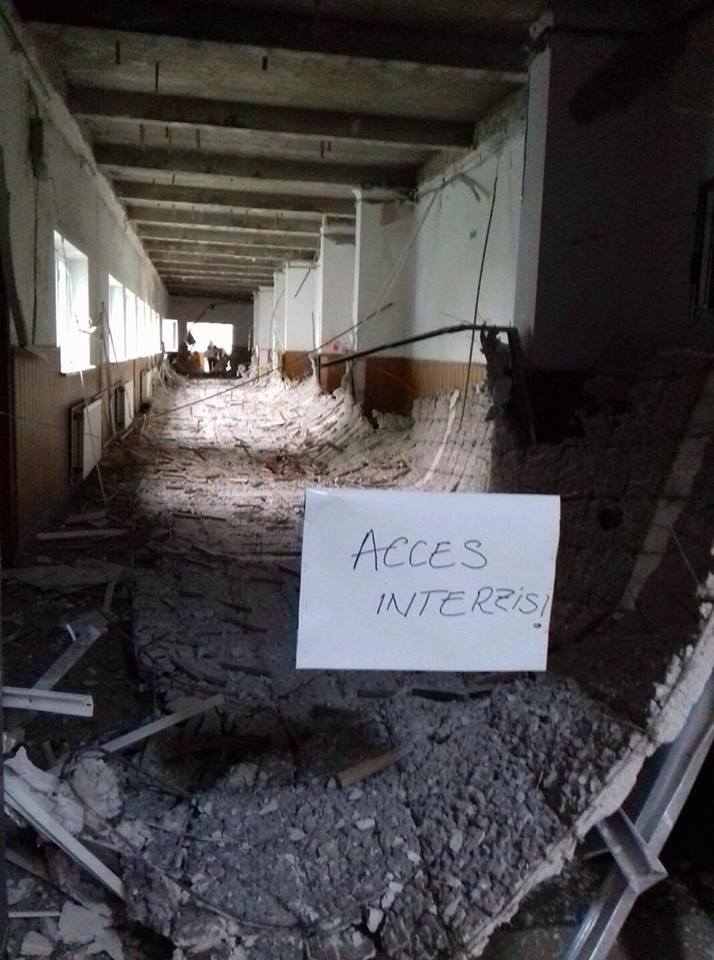La şcoala din Rahova a picat tavanul de la ultimul etaj. Sursă foto: Radu Ciorniciuc