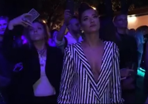 Antonia a ales o ţinută extrem de sexy pentru eveniment