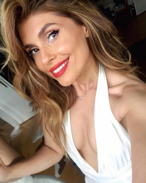 Sânziana Negru le-a arătat tuturor ţinuta sa sexy de la Elle Blogging Awards (Imagine: Instagram)