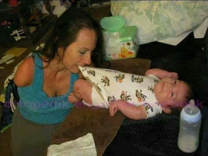 Alexandra, chiar dacă nu are mâini, este o mămică exemplară.