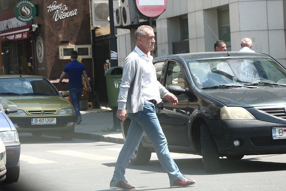 Gigi Becali, într-un outfit modern şi tineresc