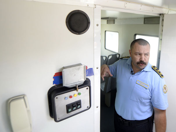 Comisarul Cristi Micu de la Penitenciarul Jilava se luptă pentru reuşita acestui proiect (foto-Mediafax)