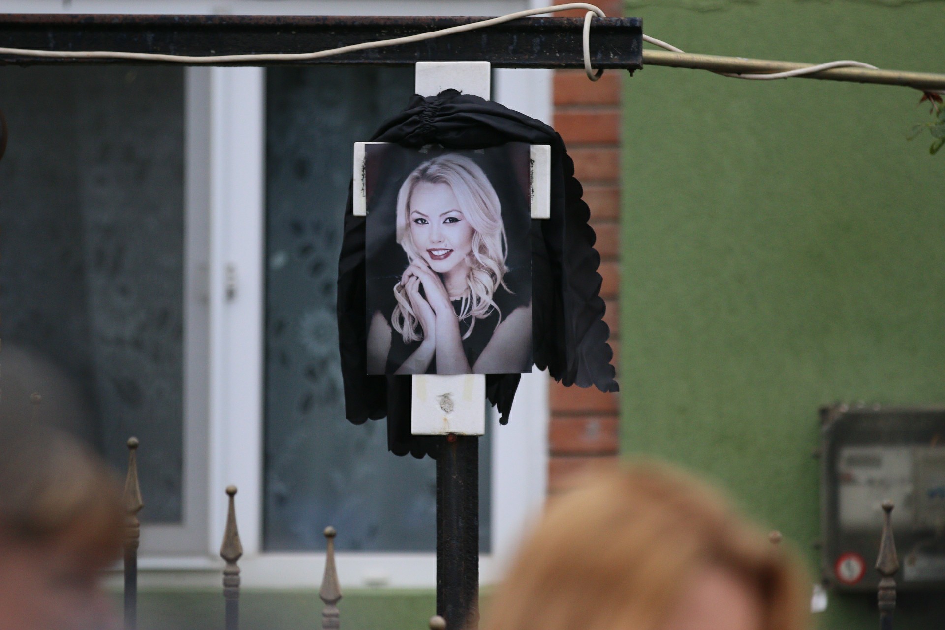 A fost arborat steagul de doliu la poarta Denisei