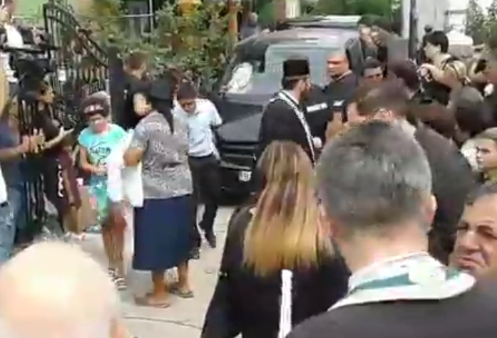 Preotul a ieşit din casă