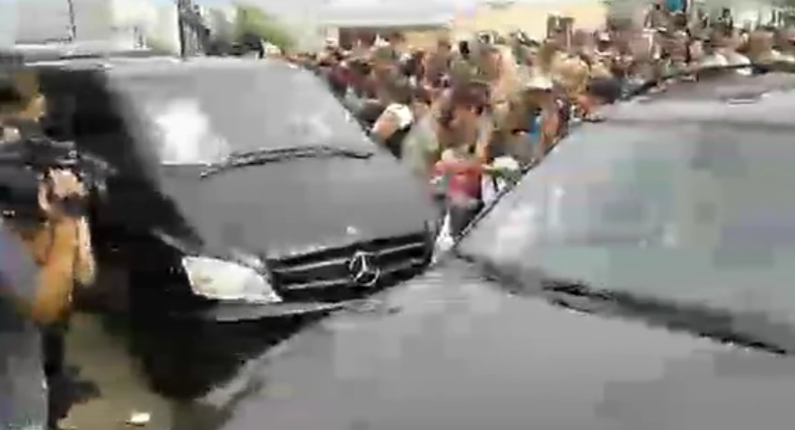 Cortegiul funerar a plecat spre cimitir