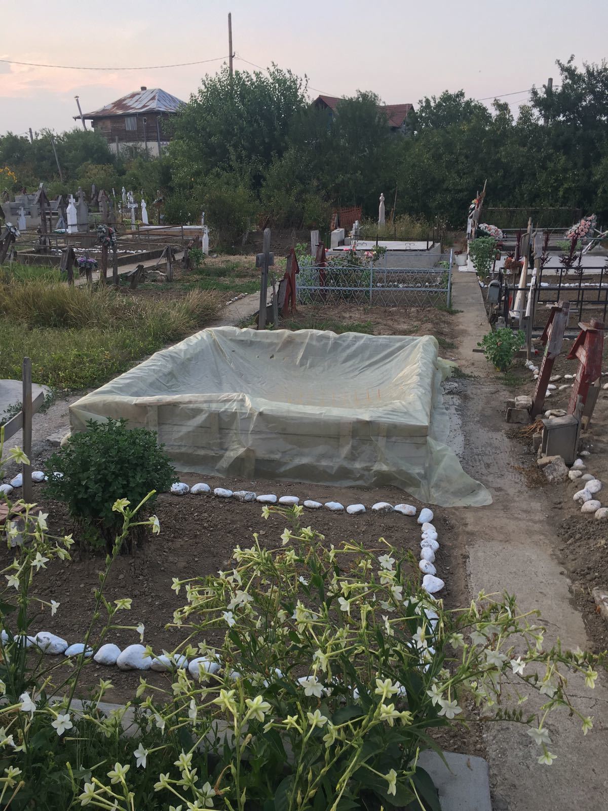 Mormântul Denisei Răducu (acoperit cu staniol) a fost pregătit pentru funeraliile artistei