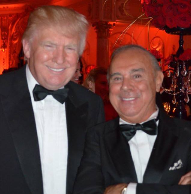 Joseph Cinque, preşedintele Academiei Americane de Ştiinţe ale Ospitalităţii, alături de Donald Trump 