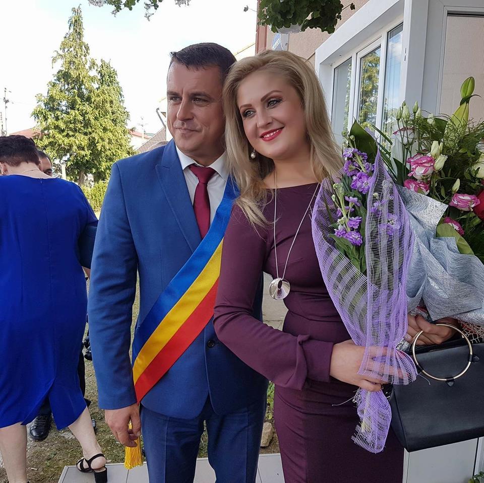 Primarul Lucian Morar şi cântăreaţa de muzică populară Ioana Pricop s-au cununat civil în iulie