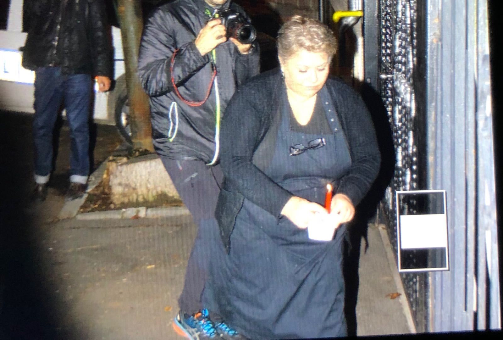 O vecină a venit şi ea pentru a aprinde o lumânare