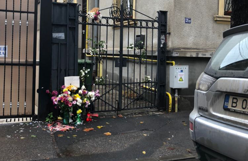 În faţa casei Stelei Popescu au fost lăsate flori, lumânări şi un bileţel