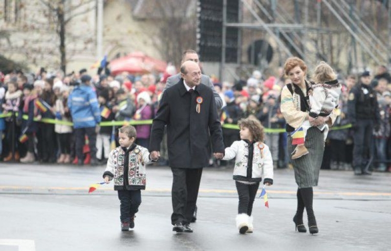 Traian Băsescu a venit la paradă însoţit de cei trei nepoţi şi de fiica lui Ioana