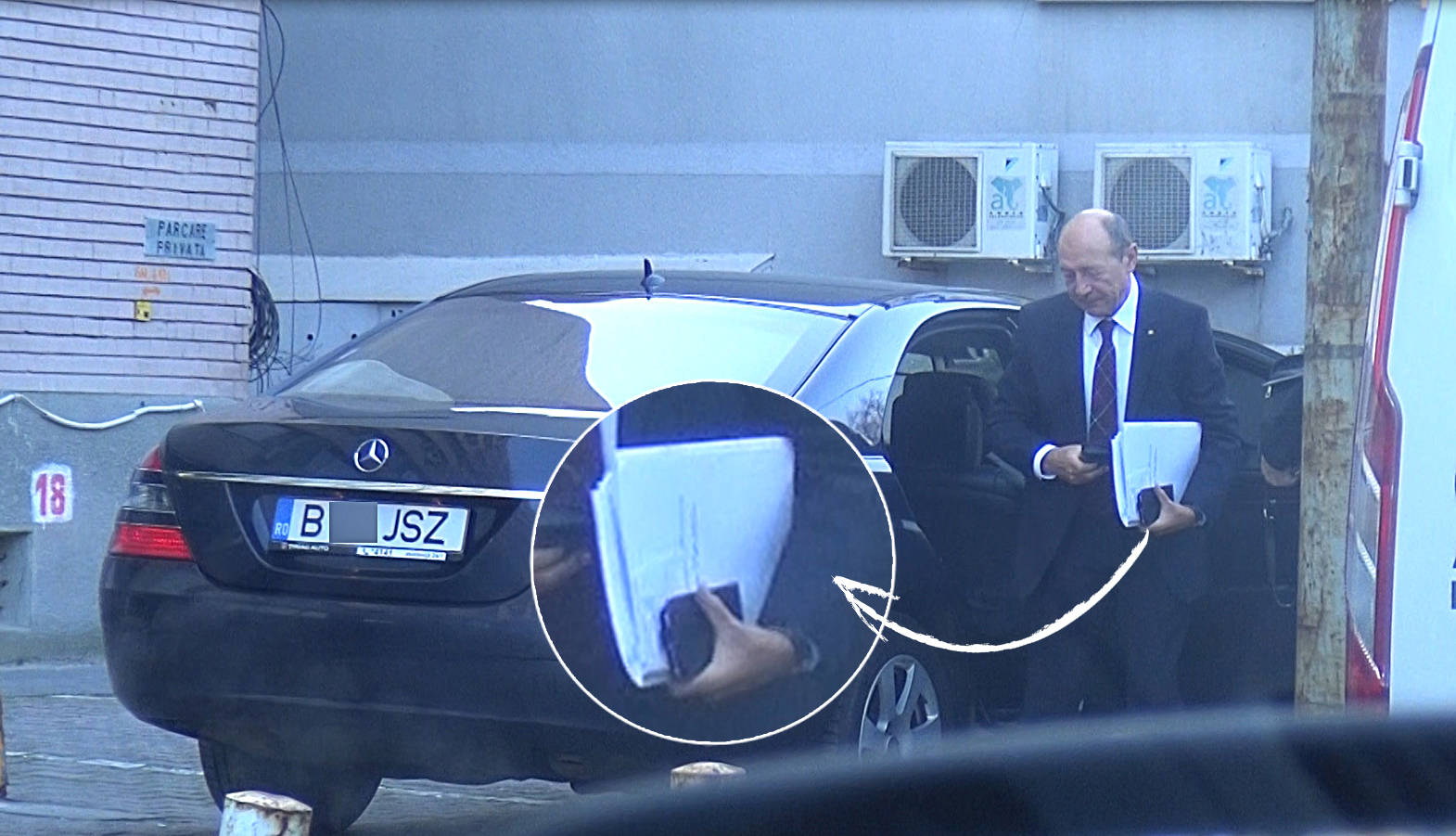 Traian Băsescu coboară din maşină cu un plic şi mai multe hârtii în mână