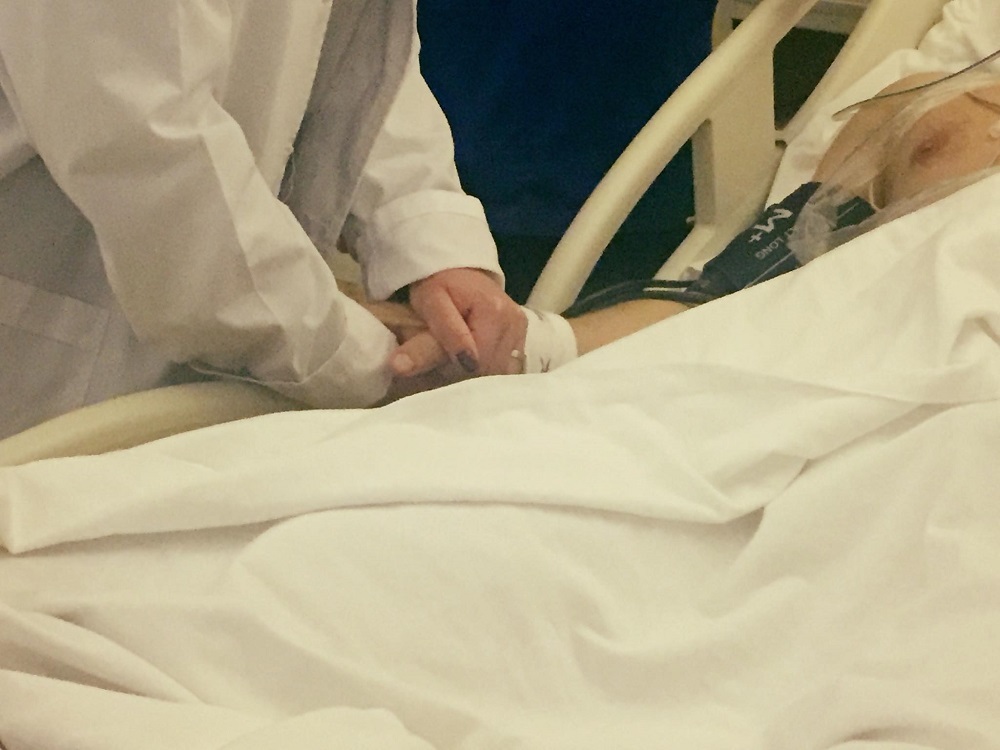 Ministrul de Interne, Carmen Dan, alături de agentul şef adjunct de poliţie Dan Ciprian Sfichi. Sursa foto: Facebook