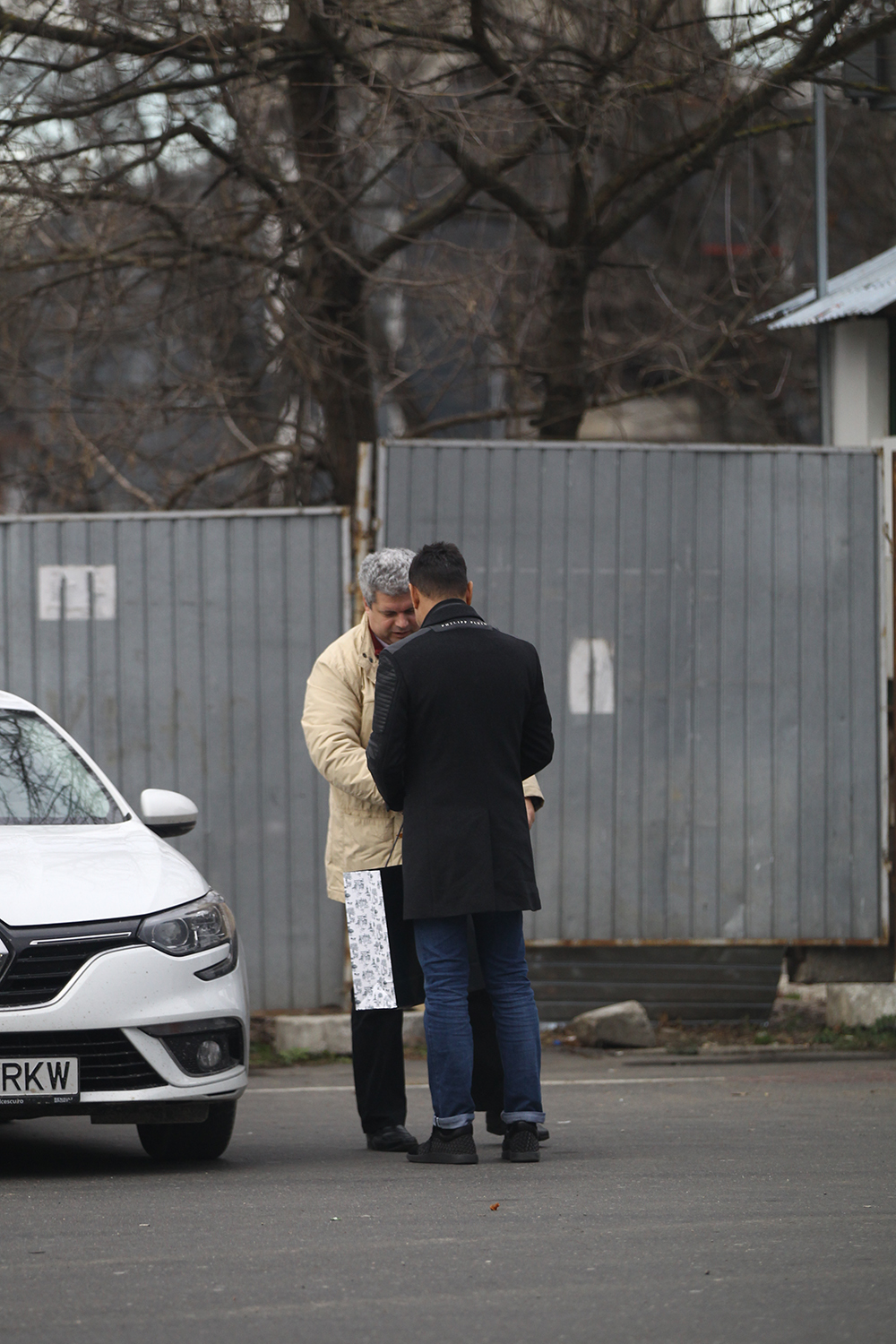 Petre Ioviţă îi dă cadoul domnului respectiv