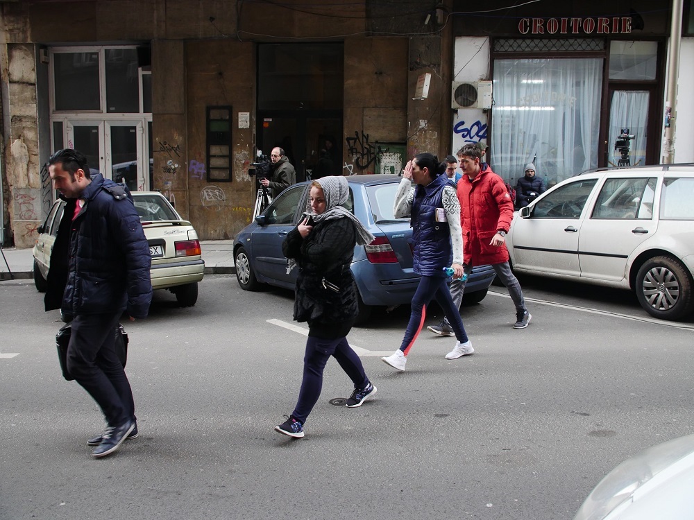 Părinţii copiilor agresaţi de Eugen Stan şi avocatul lor.