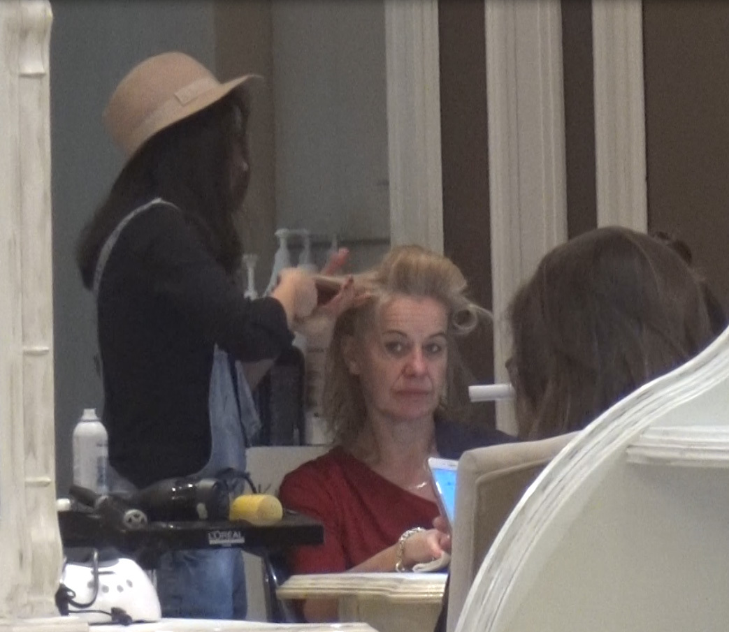 A doua zi după întâlnirea cu Movilă, ambasadoarea Olandei a mers la coafor