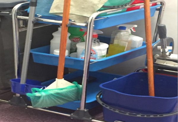 Curăţenie făcută cu mopuri neconforme la Spitalul Fundeni, de către o firmă favorizată