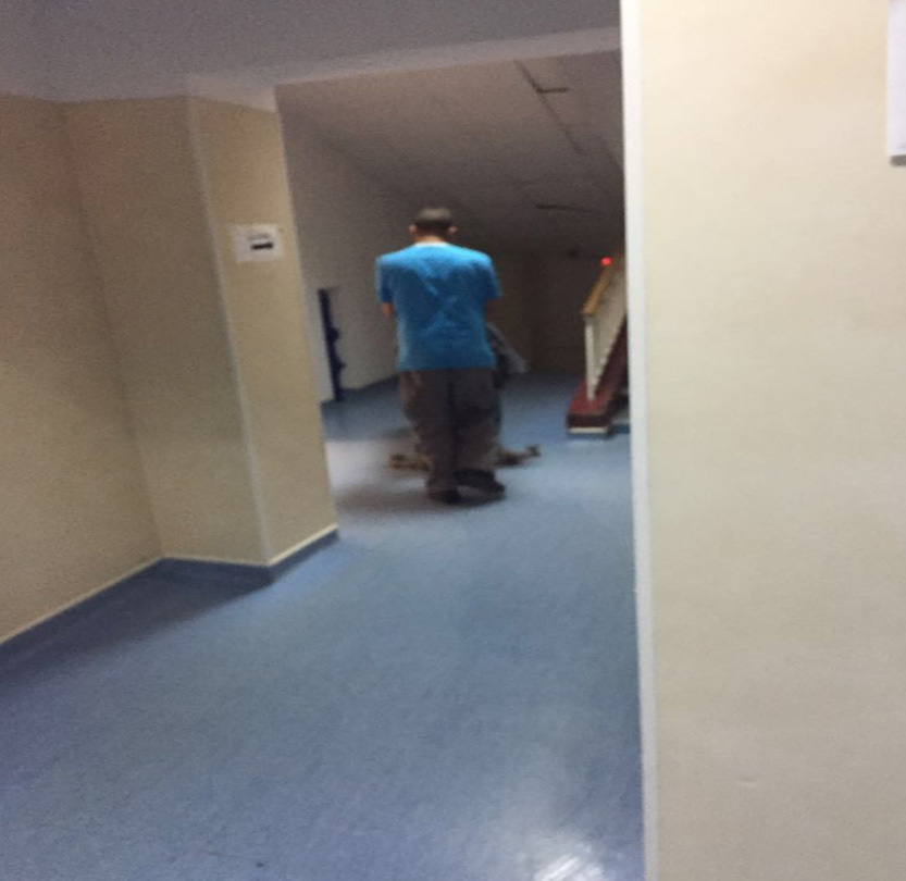 Personalul care se ocupă de curăţenie la Spitalul Fundeni nu are echipament corespunzător