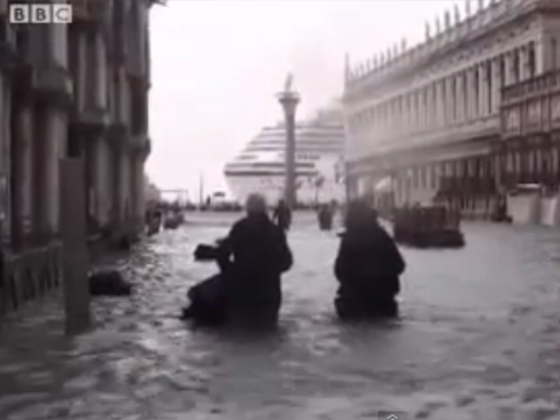Romantica Veneţie se scufundă, dar oamenii se comportă normal! Imagini incredibile cu turiştii aflaţi în vacanţă în aceste momente