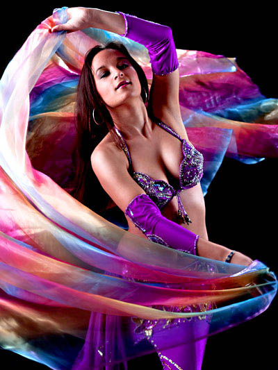 Super tare! Se mişcă mai ceva ca Shakira! O româncă a ajuns cea mai cunoscută dansatoare din buric, de la Hollywood!