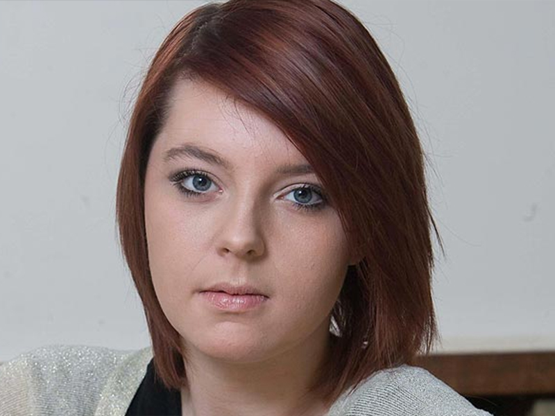 Povestea incredibilă a tinerei autiste desfigurate de o gaşcă de bătăuşi! Le-a râs în nas şi a devenit model!