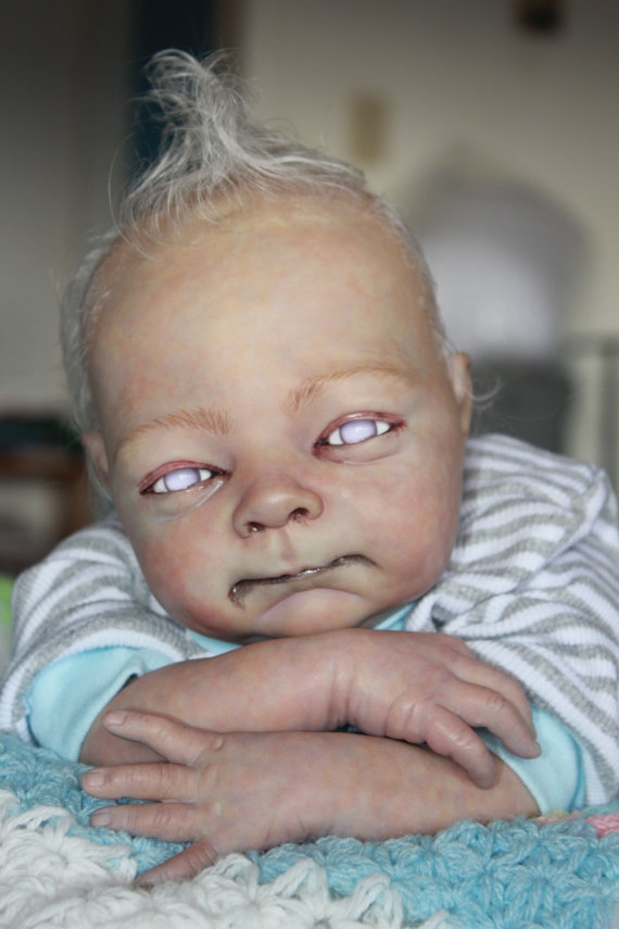 Cadou horror de sărbători: păpuşile sub formă de bebeluşi vampiri! Ai cumpăra aşa ceva?