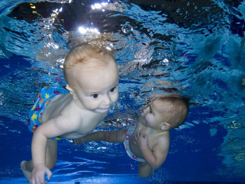Bebeluşii acvatici! Faceţi cunoştinţă cu gemenii care sunt prea mici să meargă sau să vorbească, dar care înoată 25 m în piscină!