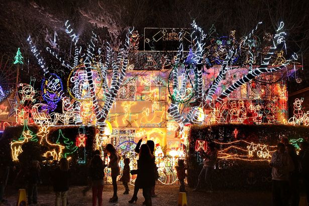 Ai să rămâi uimit! Cele mai spectaculoase luminiţe de Crăciun! A lucrat la ele o lună!