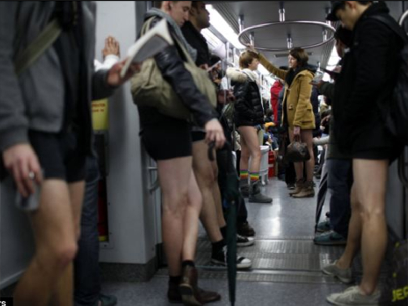 Fenomen incredibil! Zeci de oameni şi-au dat jos pantalonii şi au mers aşa la metrou, pentru