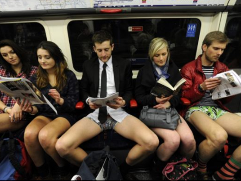Fenomen incredibil! Zeci de oameni şi-au dat jos pantalonii şi au mers aşa la metrou, pentru