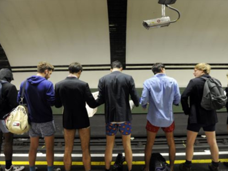 Fenomen incredibil! Zeci de oameni şi-au dat jos pantalonii şi au mers aşa la metrou, pentru
