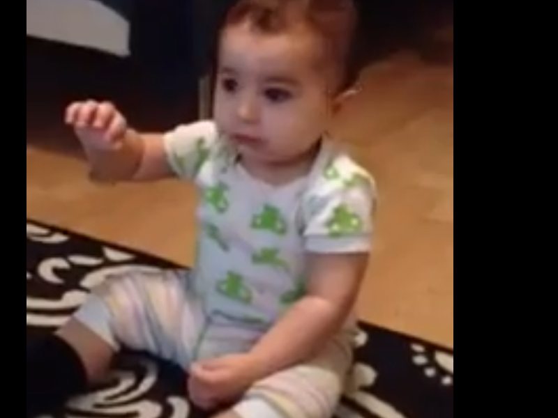 E pur şi simplu adorabil! Un bebeluş dansează pe Gangnam Style, deşi încă nu poate să meargă! Uite-l cum se mişcă!