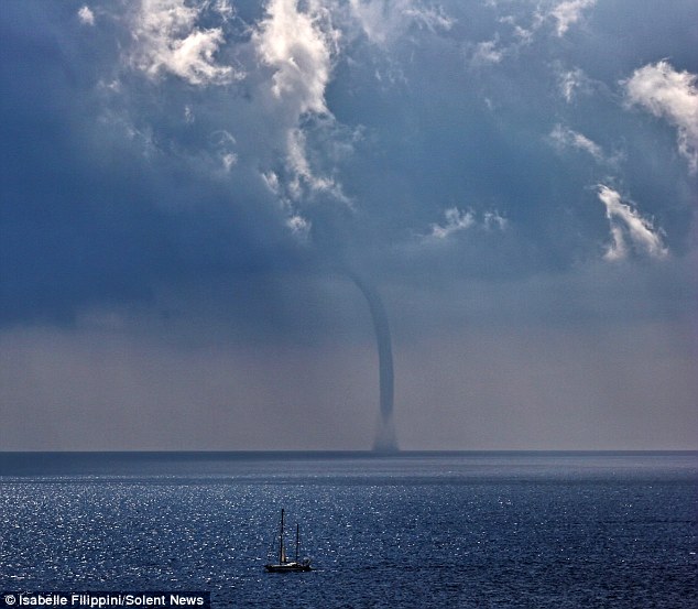 Fenomen spectaculos - Două tornade uriaşe au apărut pe Marea Mediterană!