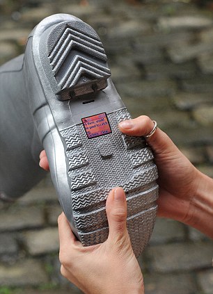 Nebunie în lumea modei britanice! Un designer a transformat pantofii în telefoane mobile! Ai folosi aşa ceva?