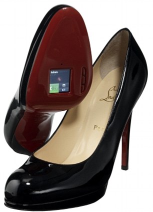 Nebunie în lumea modei britanice! Un designer a transformat pantofii în telefoane mobile! Ai folosi aşa ceva?