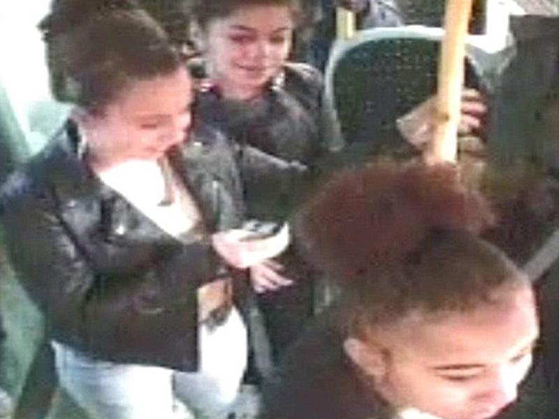 Incredibil! O gaşcă de adolescente au fost surprise chicotind, înainte de a lovi o altă tânără în cap şi a-i fura telefonul!