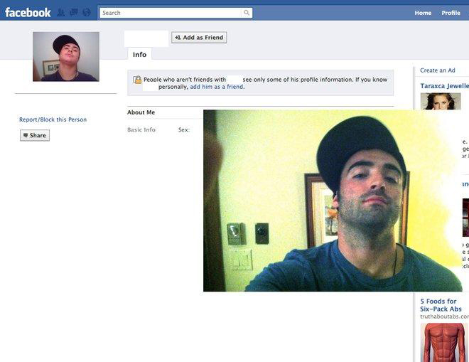 Ai să mori de râs! Un băiat s-a îmbrăcat fix ca unii utilizatori de pe Facebook şi apoi le-a cerut prietenia!