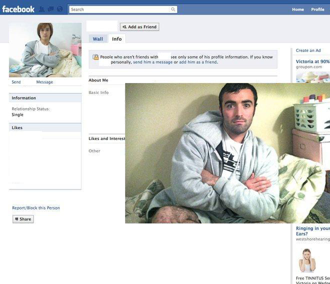 Ai să mori de râs! Un băiat s-a îmbrăcat fix ca unii utilizatori de pe Facebook şi apoi le-a cerut prietenia!