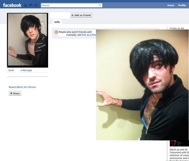 Ai să mori de râs! Un băiat s-a îmbrăcat fix ca unii utilizatori de pe Facebook şi apoi le-a cerut prietenia!