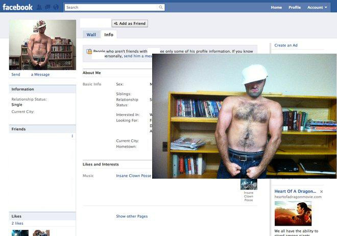 Ai să mori de râs! Un băiat s-a îmbrăcat fix ca unii utilizatori de pe Facebook şi apoi le-a cerut prietenia!