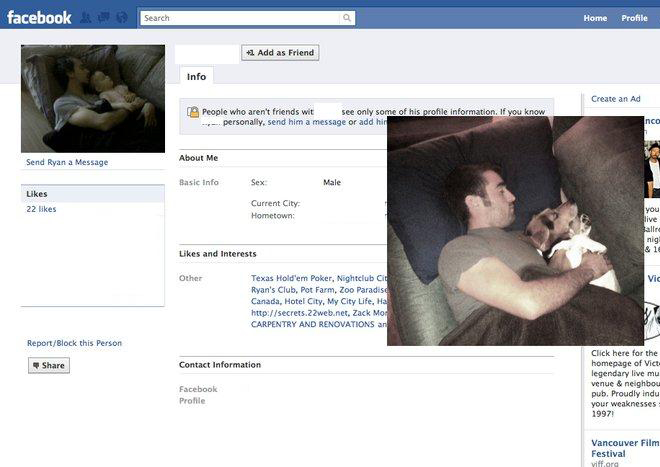 Ai să mori de râs! Un băiat s-a îmbrăcat fix ca unii utilizatori de pe Facebook şi apoi le-a cerut prietenia!