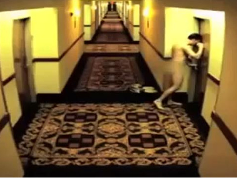 Ce a păţit bărbatul din clipul de mai jos, NU ai vrea să păţeşti vreodată! A rămas gol, în faţa camerei de hotel! Vezi ce a urmat!