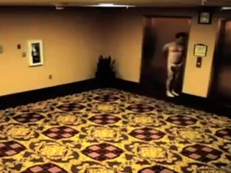 Ce a păţit bărbatul din clipul de mai jos, NU ai vrea să păţeşti vreodată! A rămas gol, în faţa camerei de hotel! Vezi ce a urmat!