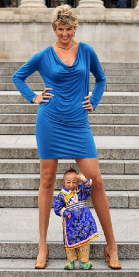 Cel mai scund om din lume ii ajunge abia pana la genunchi