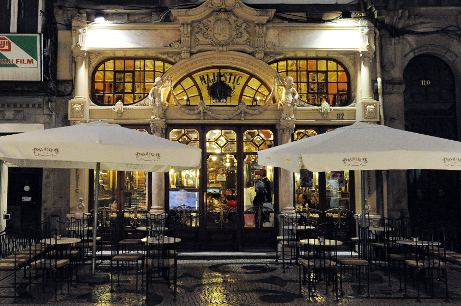 Un alt stabiliment de exceptie este Cafe Majestic din Porto