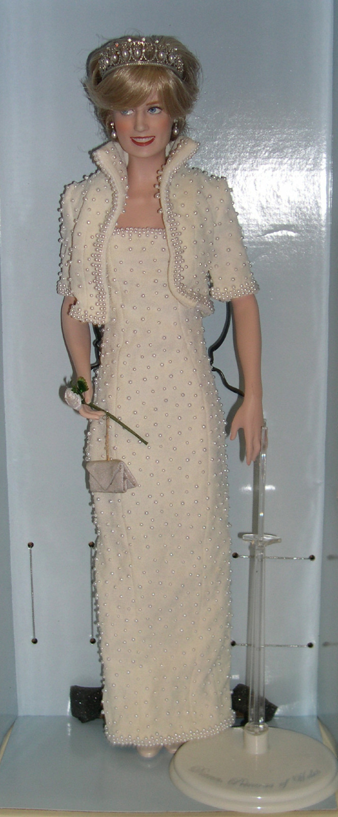 Papusa Lady Diana se gaseste pe site-urile de comert online cu 40 de dolari bucata