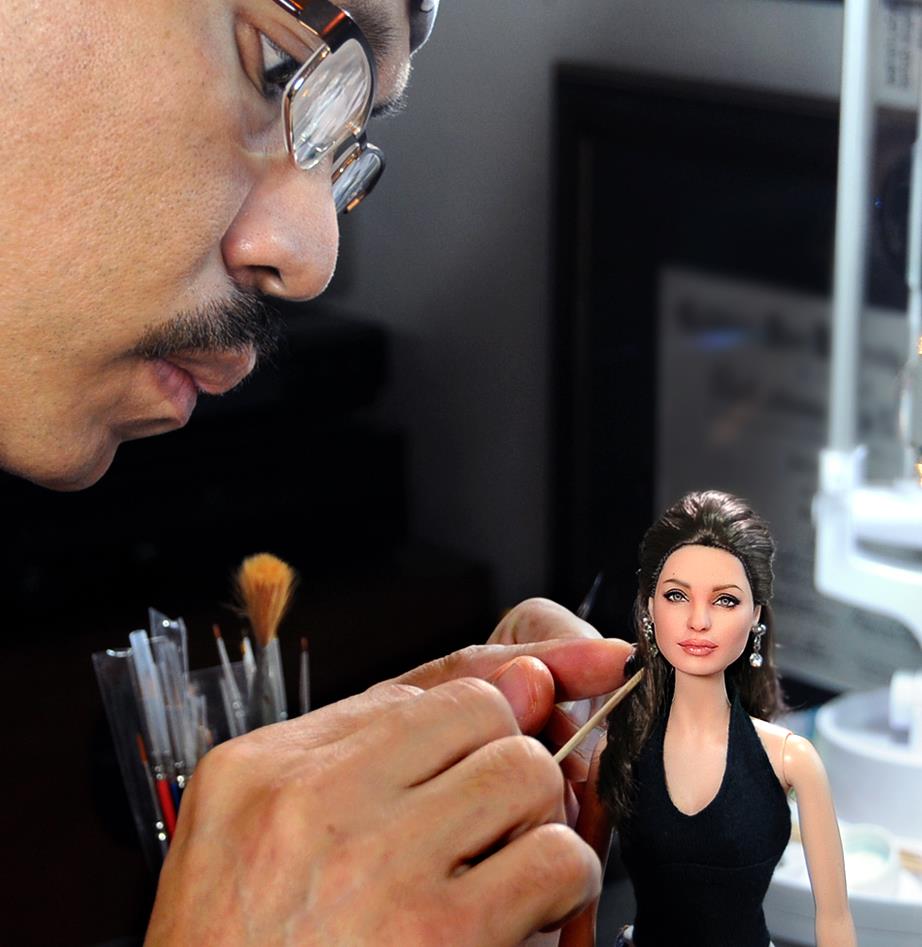 Papusa Angelina Jolie creata de Noel Cruz s-a vandut cu 4.300 de dolari